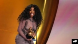 SZA, Snooze adlı şarkısıyla en iyi R&B şarkısı ödülünü aldı.