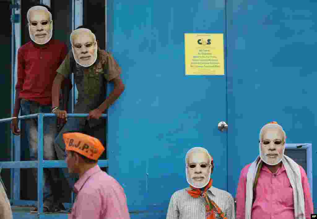 Hindistan&#39;ın Prayagraj kentinde seçim kampanyasına katılan Başbakan ve Bharatiya Janata Partisi&#39;nin lideri Narendra Modi&#39;nin maskesini takan Hintli destekçileri.