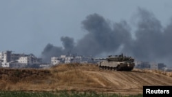 13 Mayıs 2024 - İsrail ve Hamas arasında devam eden çatışmalar sırasında İsrail-Gazze sınırı yakınlarında bir İsrail tankı mevzi tutuyor.