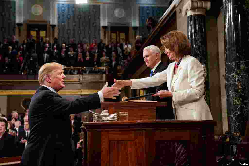 Trump konuşmasına başlamadan önce Başkan Yardımcısı Mike Pence ve Temsilciler Meclisi Başkanı Nancy Pelosi&#39;nin elini sıktı
