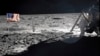 چاند پر پہلی بار جولائی 1969 پر خلا باز اترے تھے اور اس کی سطح پر چہل قدمی کی تھی۔ اس ’اپولو-11‘ مشن کی قیادت امریکی خلا باز نیل آرم اسٹرانگ کر رہے تھے جو اس تصویر میں نظر آ رہے ہیں۔