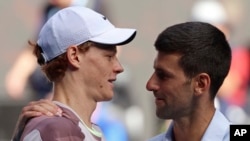 İtalyan tenisçi Jannik Sinner, Avustralya Açık'ın son şampiyonu Novak Djokovic'i yarı finalde eledi.