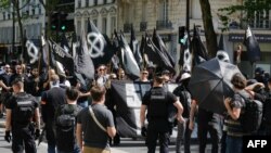 9 Mayıs Komitesi adlı ırkçı grup Paris'te 6’ıncı bölgede iki saat süren bir gösteri düzenledi.