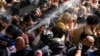 Teksas Üniversitesi'ndeki protestoda polis göstericileri biber gazı kullanarak dağıtmaya çalıştı- 29 Nisan 2024.