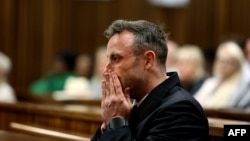 Pistorius ilk olarak, Ekim 2014'te bir yüksek mahkeme tarafından cinayet suçundan beş yıl hapis cezasına çarptırıldı.