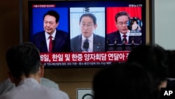 Sırasıyla Güney Kore Cumhurbaşkanı Yoon, Japonya Başbakanı Kişida ve Çin Başbakanı Li, Güney Kore televizyonundaki bir haber programının ekranında (23 Mayıs 2024) 
