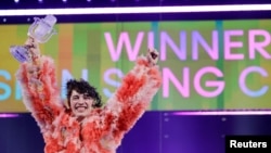 24 yaşındaki İsviçreli rapçi ve şarkıcı Nemo, kadın ve erkek olarak belirlenen ikili cinsiyet kalıpları dışında bir kişi olarak kendisini keşfetme yolculuğunu anlatan “The Code” şarkısıyla yarışmayı kazandı