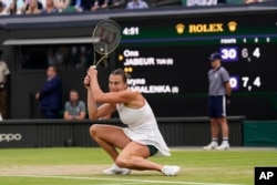 Belaruslu Aryna Sabalenka da bu yıl Kazak tenisçi Elena Rybakina gibi Wimbledon'da koyu renk şort giyen kadın sporculardan biriydi.