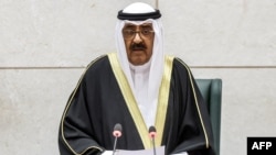 Kuveyt Emiri Şeyh Meşal el-Ahmed el-Cabir es-Sabah, meclisi fesh etme kararını devlet televizyonunda yaptığı açıklamayla duyurdu.