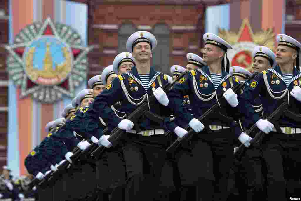 Moskova&#39;da İkinci Dünya Savaşı&#39;nda Nazi Almanyası&#39;na karşı zaferin 74. yıldönümü kutlamalarında Kızıl Meydan&#39;da geçit törenine katılan Rus askerleri.