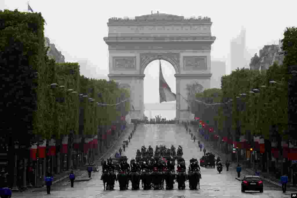 Fransa Cumhurbaşkanı Emmanuel Macron, İkinci Dünya Savaşının bitişini simgeleyen &ldquo;Zafer Gününü&rdquo; Paris&rsquo;teki Zafer Anıtı&rsquo;nda kutladı.