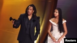 Jay-Z, ödülünü almak üzere sahneye kızı Blue Ivy Carter ile beraber çıktı.