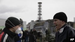 Çernobil Nükleer Santrali önünde turistler sohbet ederken
