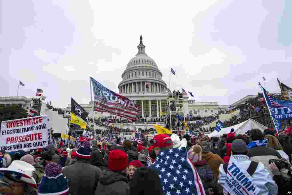 6 Ocak 2021 - Binlerce protestocu Kongre binasına yürüdü