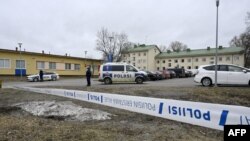 Finlandiya'da polis tarafından yapılan açıklamaya göre Salı günü bir yaşıtını vurarak öldüren, iki yaşıtını ise ağır yaralayan 12 yaşındaki çocuk, öğrenim gördüğü ortaokulda düzenlediği silahlı saldırının nedeninin akran zorbalığı olduğunu söyledi. 
