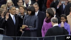 21 Ocak 2013 - Barack Obama ikinci dönem başkanlığı için yemin ederken. Michelle Obama, eşinin her iki dönem başkanlığı sırasında saçlarını düzleştirmeyi tercih etmişti.