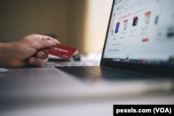 Çevrimiçi mağazalara giden hızlı linkler, kullanıcıları bir tıkla satın almaya ve hızlı bir tüketim tatminine yöneltiyor.