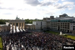 Almanya'da demokrasi yanlısı ve şiddet karşıtı gösteriye iki bin kişi katıldı, 5 Mayıs 2024.