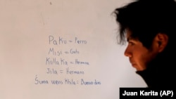 Bolivya'daki Urus del Lago Poopo yerli halkından Jose Choque 2021'de Uru dili dersi veriyordu