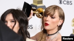 Taylor Swift ve boygenius grubunun üyelerinden Lucy Dacus 66'ncı Grammy Ödülleri'nde