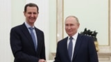 شام کے صدر بشار الاسد کریملن میں روسی ہم منصب ولادی میر پوٹن سے مصافحہ کر رہے ہیں۔ 24 جولائی 2024