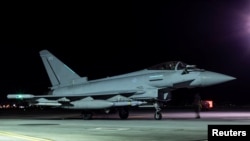 4 Şubat 2024 - Bir RAF Typhoon FGR4 savaş uçağı, Yemen’deki Husi hedeflerini vurduktan sonra üssüne döndü.