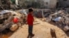 رفح میں اسرائیلی فوجی کی بمباری میں تباہ ہونے والے اپنے گھر کے ملبے کو ایک بچہ افسردگی سے دیکھ رہا ہے۔ 8 مئی 2024