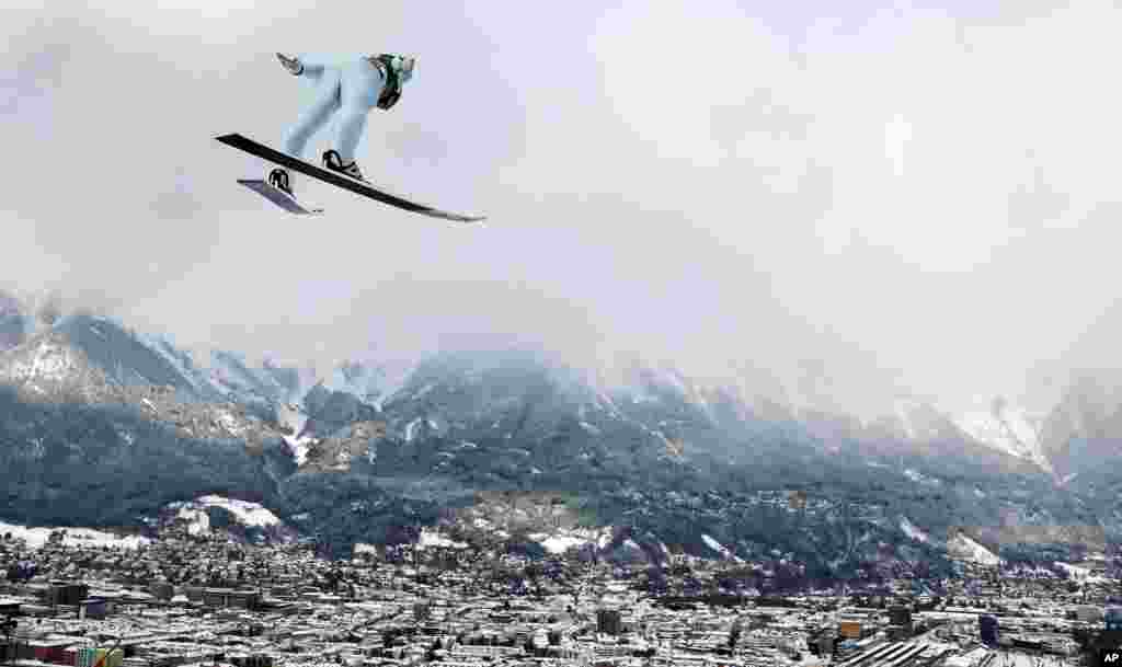 Avusturyalı Markus Schiffner, ülkesinin Innsbruck kentindeki 67&rsquo;inci kayakla atlama turnuvasının üçüncü ayağında atlayışını yaparken&hellip;