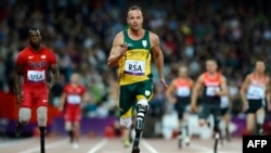 Pistorius Ağustos 2012'de, kız arkadaşını vurmadan sadece aylar önce, Londra Olimpiyatlarında yarışan iki bacağı da ampute ilk atletti ve 400 metrede yarı finale kadar yükselmişti
