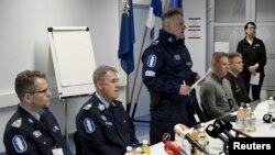 Polis Şefi Ilkka Koskimäki düzenlediği basın toplantısında, öğrencilerden birinin vurulduktan sonra öldüğünü, diğer ikisinin ise ağır yaralı olduğunu söyledi.