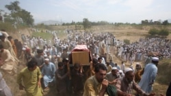 باجوڑ کے علاقے میں سوگوار ایک دھماکے میں ہلاک ہونے والوں کی میتوں کی تدفین کے لیے جاتے ہوئے۔فوٹو رائٹرز
