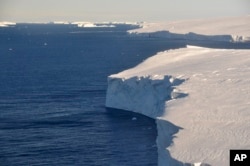 Buzulların sıcak iklim koşulları nedeniyle eriyişi sürüyor.